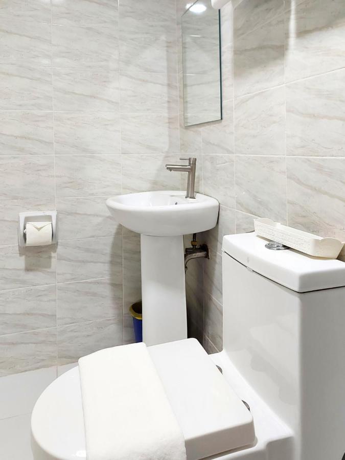 Hotel airobedz BGC - near Uptown Manila Zewnętrze zdjęcie